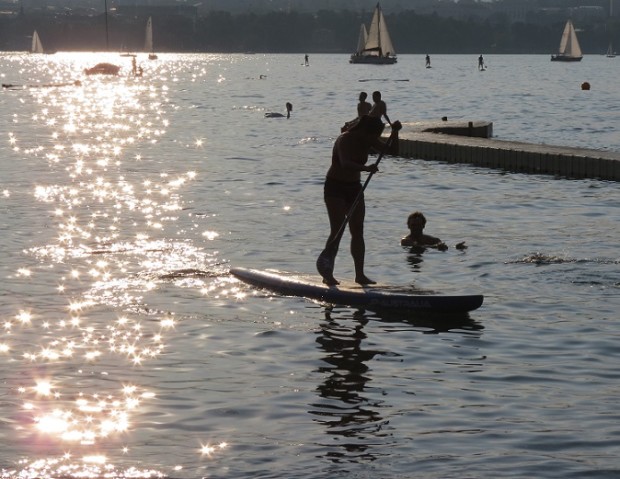 Stand-up paddling in the sunset...© genevafamilydiaries.net